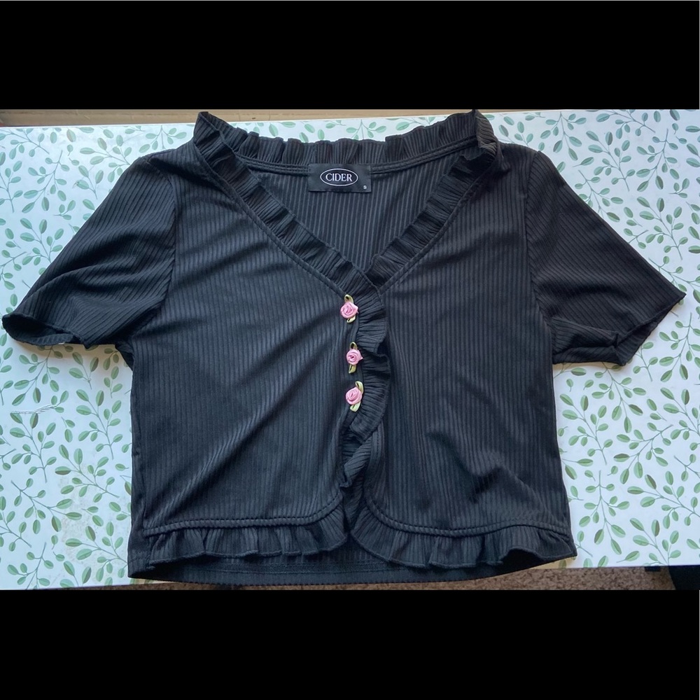 Black short sleeve crop top